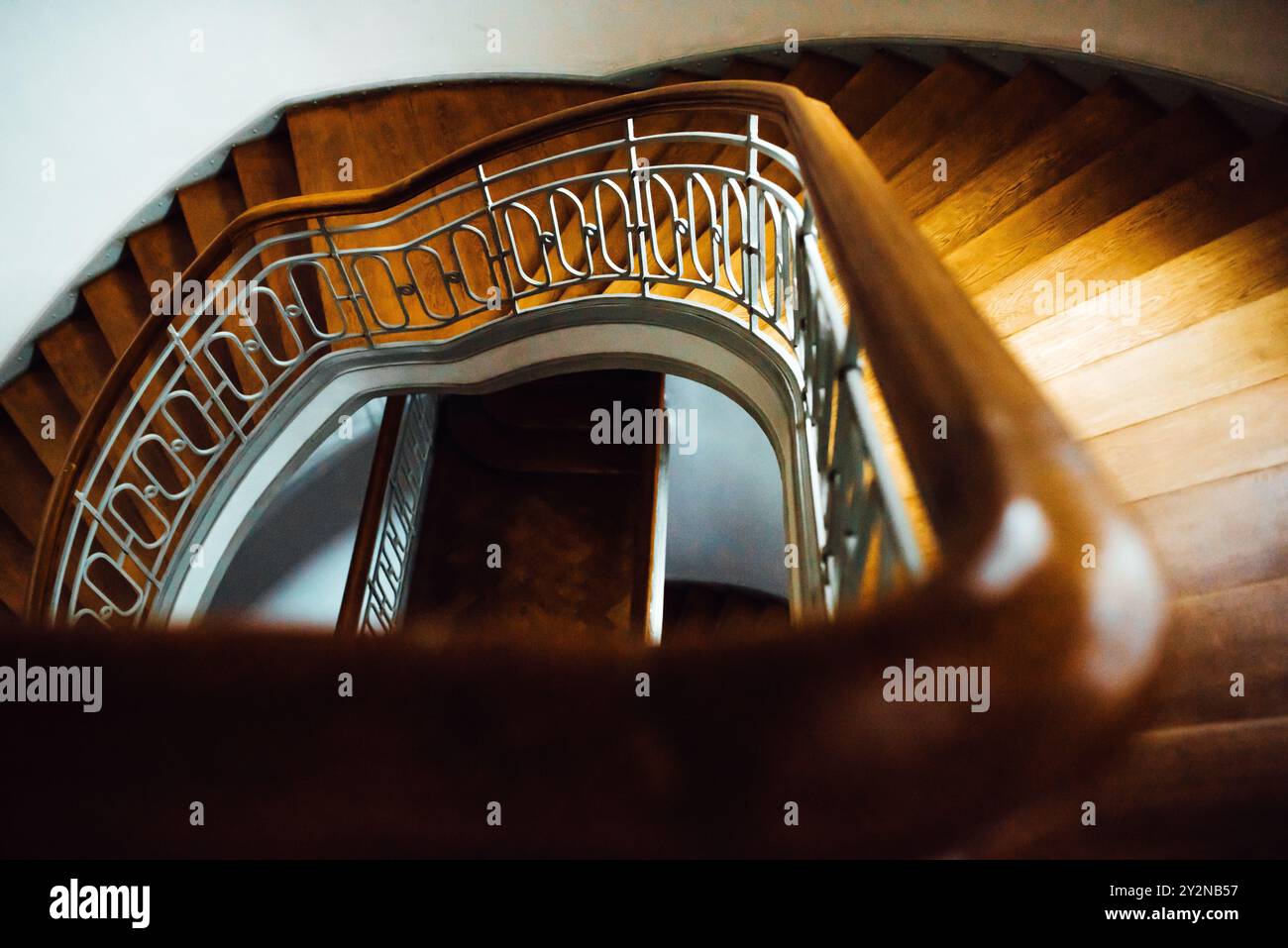Vecchio vintage scalone semicircolare con scale di legno Foto Stock