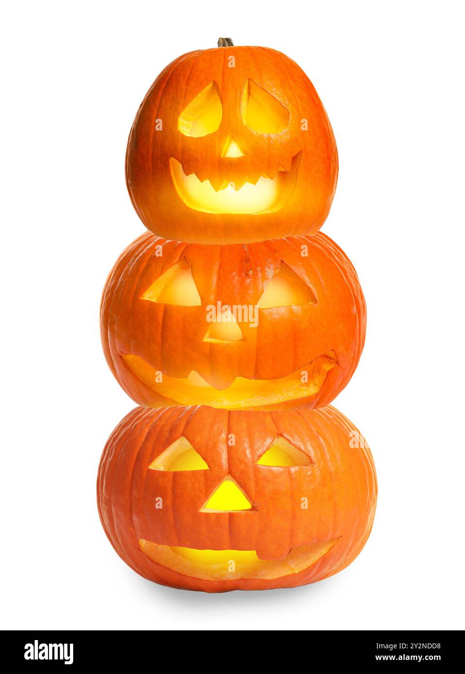 Pila di zucche con volti scolpiti e spettrali su sfondo bianco. Jack-o-Lanterne di Halloween di diverse dimensioni Foto Stock