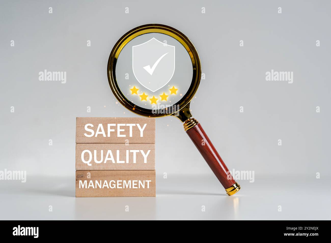 Concetto di sicurezza e conformità sul lavoro. Lente d'ingrandimento con icone di sicurezza sul lavoro, conformità, gestione dei rischi ed efficienza operativa, sottolineando l'impulso Foto Stock