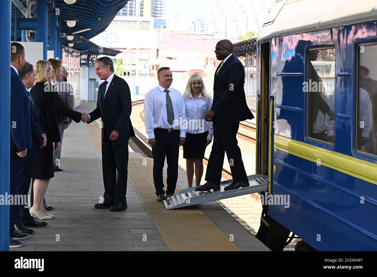 Il Segretario di Stato degli Esteri David Lammy (a destra) e il Segretario di Stato degli Stati Uniti Antony Blinken arrivano alla stazione ferroviaria di Kiev durante una visita a Kiev in Ucraina per incontrare il Presidente ucraino Volodymyr Zelensky. Data foto: Mercoledì 11 settembre 2024. Foto Stock