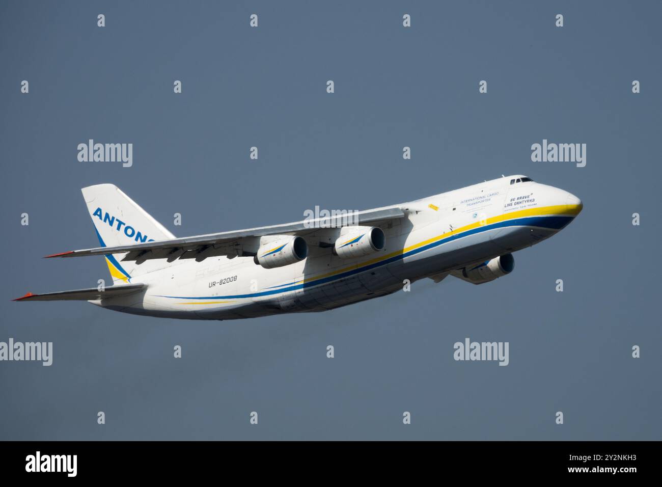 Aereo Antonov 124 100M aereo cargo in volo contro un cielo azzurro chiaro decollo Lipsia Germania Europa aereo cargo decollo Foto Stock