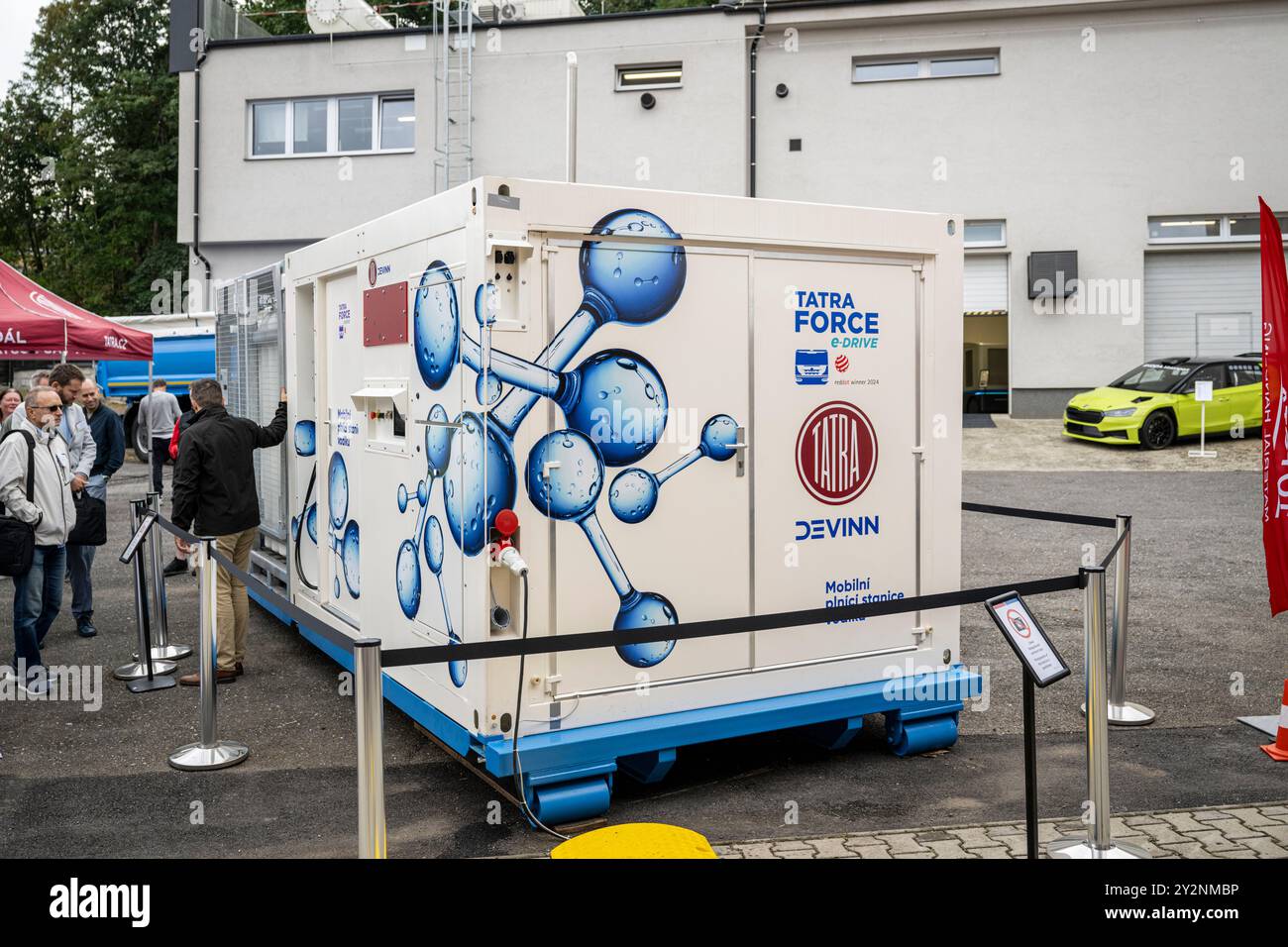 Jablonec nad Nisou, Repubblica Ceca. 11 settembre 2024. Inizio dell'evento Tech Days che presenta i locali di produzione in cui vengono sviluppati veicoli a idrogeno, generatori di energia senza emissioni e soluzioni per facilitare la ricarica dei veicoli elettrici, a Jablonec nad Nisou, Repubblica Ceca, 11 settembre 2024. Crediti: Radek Petrasek/CTK Photo/Alamy Live News Foto Stock