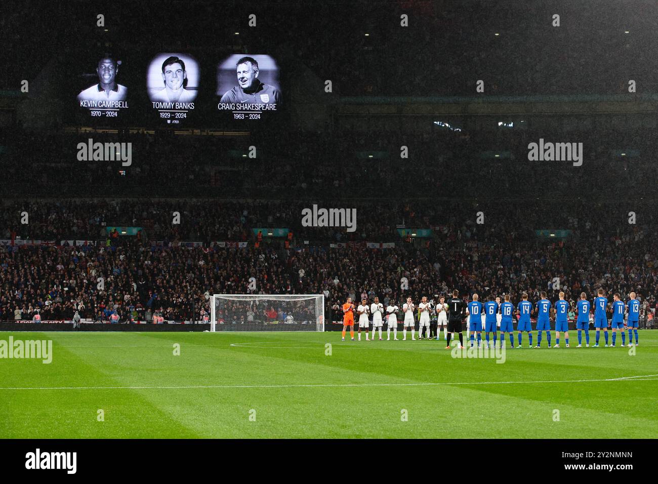 LONDRA, Regno Unito - 10 settembre 2024: Giocatori, funzionari e tifosi prendono parte a un minuto di applausi in omaggio a Kevin Campbell, Tommy Banks e Craig Shakespeare prima della partita della UEFA Nations League tra Inghilterra e Finlandia allo stadio di Wembley (credito: Craig Mercer/ Alamy Live News) Foto Stock