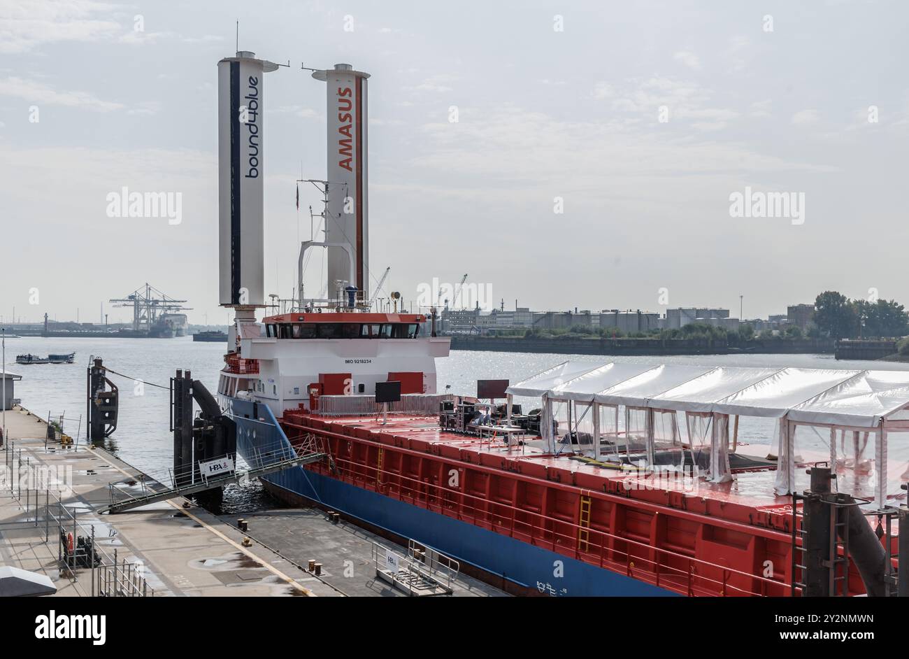 Amburgo, Germania. 12 agosto 2024. La nave da carico generale Eems Traveller, dotata di vele di aspirazione, è ormeggiata nel porto di Amburgo. Le vele di aspirazione hanno lo scopo di ridurre i costi del carburante e le emissioni annue di CO2 della nave da 2.850 dwt fino al 30% sulle rotte commerciali favorevoli. Credito: Markus Scholz/dpa/Alamy Live News Foto Stock