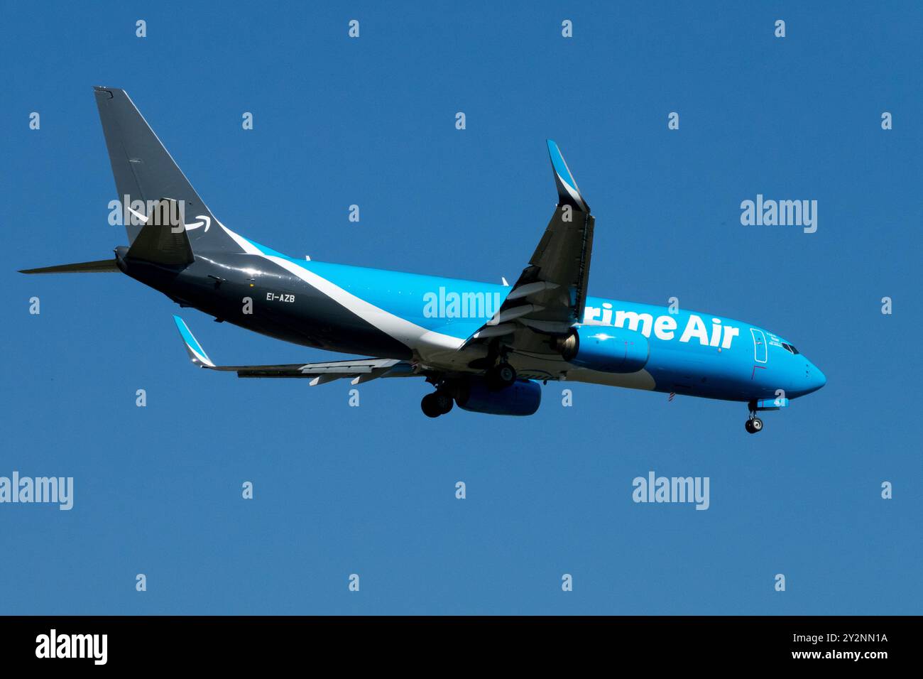 Boeing 737 aereo cargo Amazon prime Air in volo contro un cielo azzurro, con il marchio dell'aereo, Lipsia Germania Europa Foto Stock