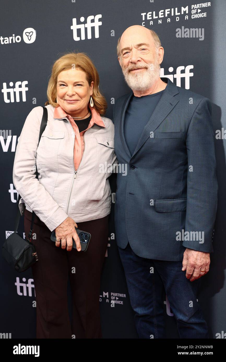 J.K. Simmons, Catherine Curtin agli arrivi per SABATO SERA prima al Toronto International Film Festival (TIFF) 2024, Royal Alexandra Theatre, Toronto, IL 10 settembre, 2024. foto di: JA/Everett Collection Foto Stock