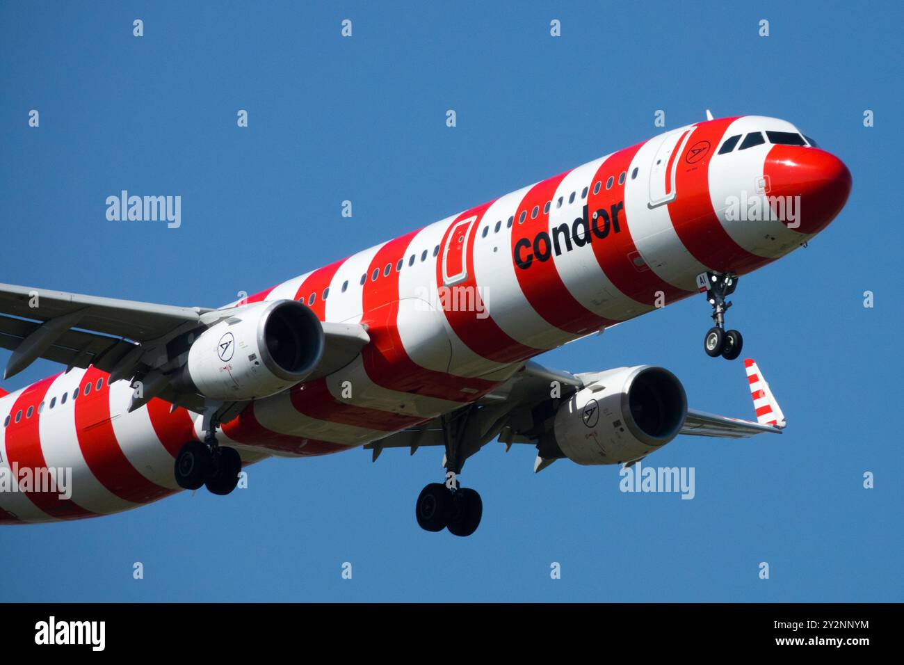 Aereo commerciale con strisce rosse e bianche in una giornata limpida in avvicinamento per atterrare a Lipsia Airbus A321 Aircraft Condor Aviation Company Foto Stock