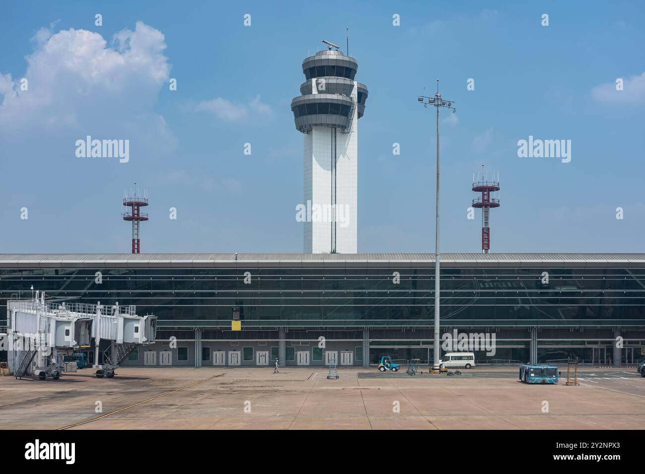Torre di controllo del traffico aereo all'aeroporto internazionale del Vietnam. Aeroporto Control Tower con area partenze al Terminal 2, ho chi min. Foto di viaggio, nobo Foto Stock