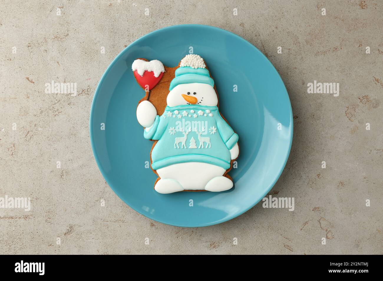 Delizioso biscotto a forma di pupazzo di neve sul tavolo grigio chiaro, vista dall'alto Foto Stock