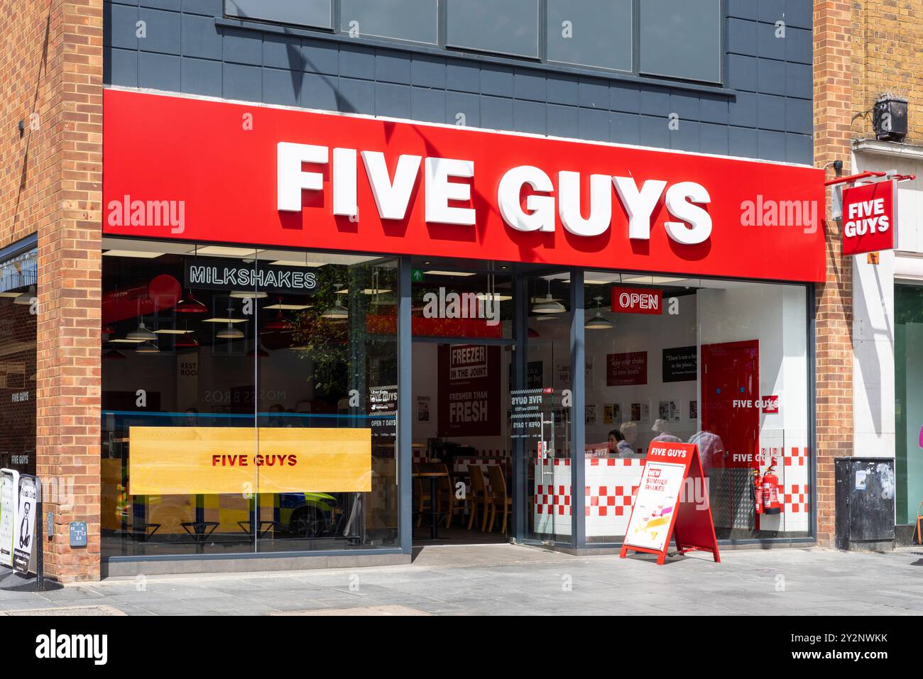 Logo Five Guys sopra un ristorante Five Guys un fast food nel centro di St Albans St Albans Hertfordshire Inghilterra Regno Unito Europa Foto Stock