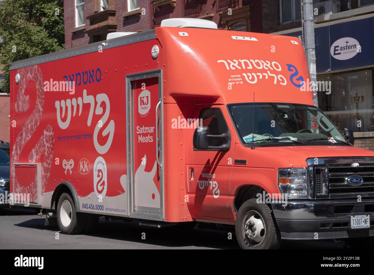 Camion - furgone per il negozio di carne Satmar con scritta yiddish. Su Lee Avenue, nella sezione Williamsburg di Brooklyn, New York Foto Stock