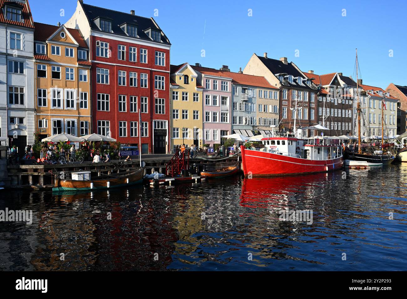 Copenaghen, Danimarca - 1 agosto 2024: New Harbour (Nyhavn) è un quartiere di Copenhagen, Danimarca, affacciato sul mare, sui canali e sui divertimenti del XVII secolo. Foto Stock