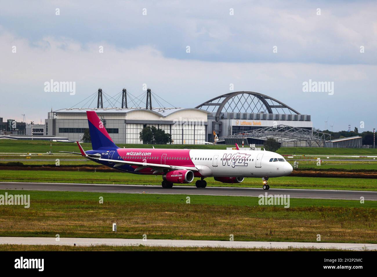 Stockbilder 08/2024 Wizz Air Flugzeug auf dem Hamburg Airport Helmut Schmidt *** foto d'archivio 08 2024 Wizz Air aeroplano presso l'aeroporto di Amburgo Helmut Schmidt Copyright: XLobeca/RalfxHomburgx Foto Stock