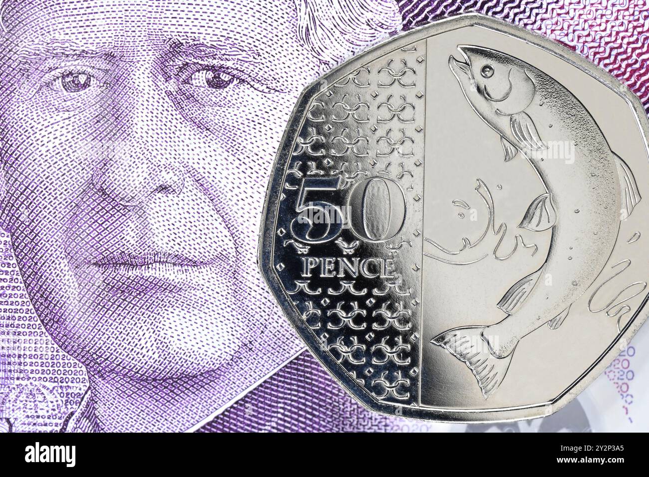 Charles III curency britannico - biglietto da 20 sterline e moneta da 50 centesimi Foto Stock