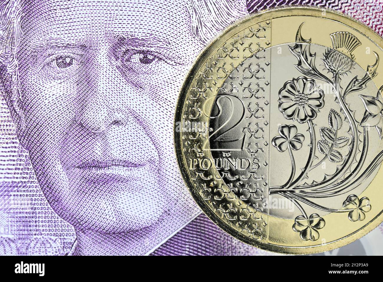 Charles III curency britannico - banconote da 20 sterline e monete da 2 sterline Foto Stock