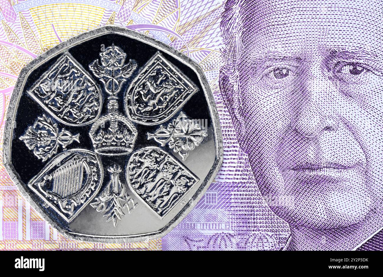 Charles III curency britannico - biglietto da 20 sterline e moneta da 50 centesimi Foto Stock