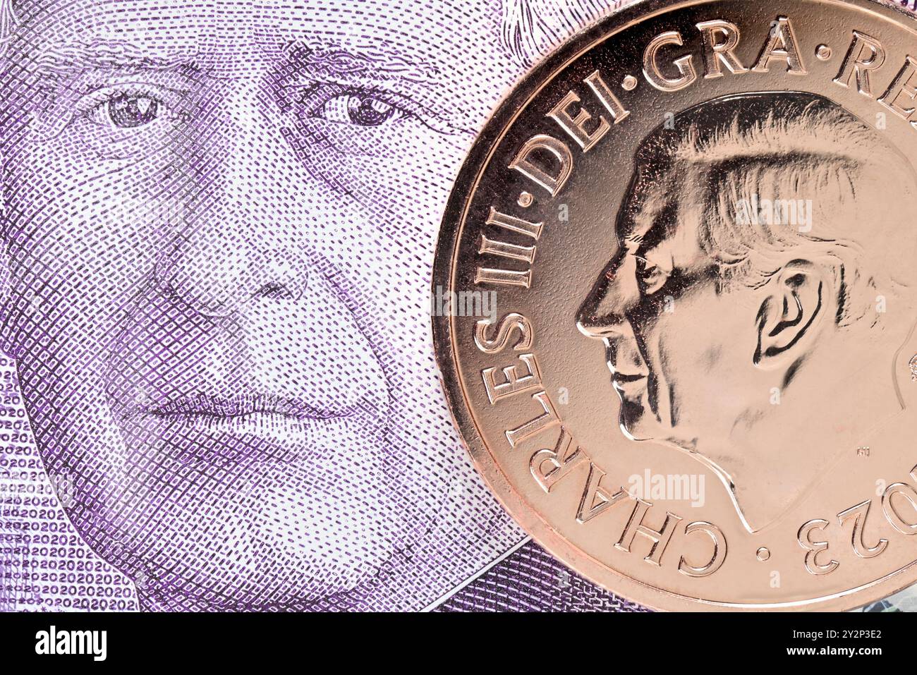 Charles III: Banconote da 20 sterline e monete da 2 pezzi Foto Stock