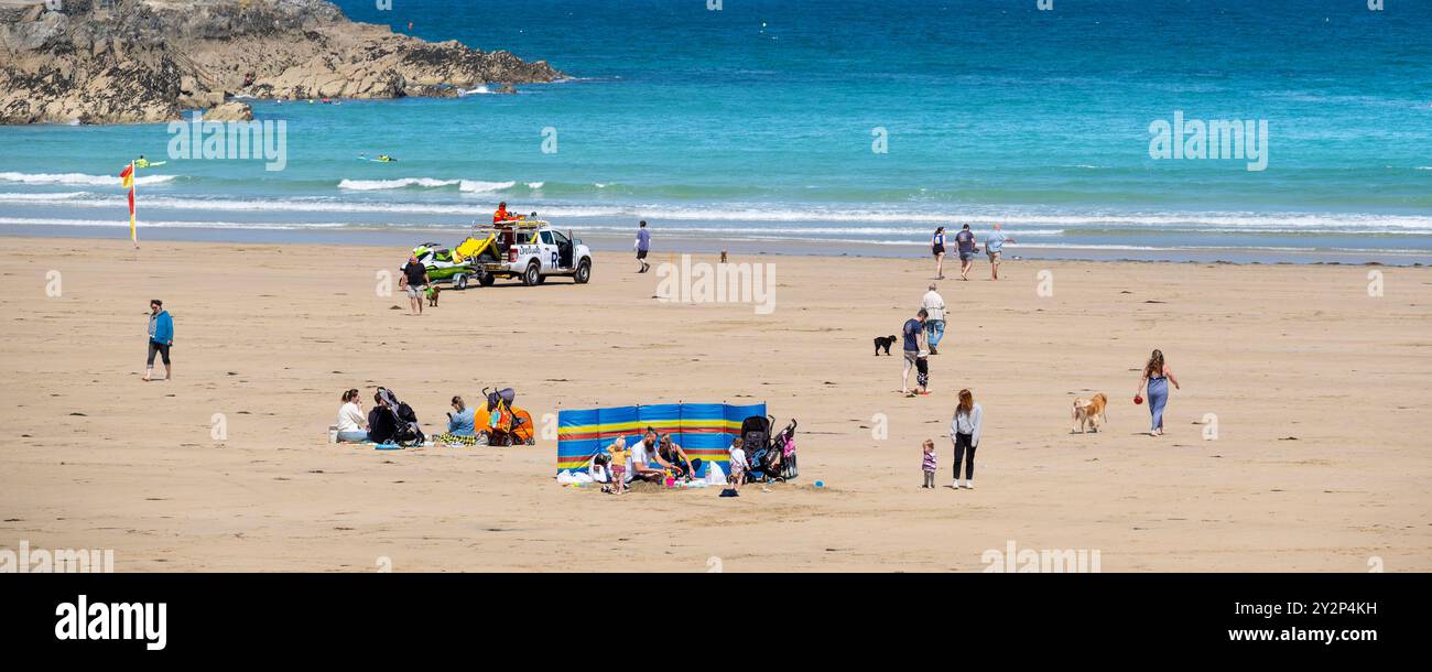 Un'immagine panoramica di turisti, visitatori e persone che godono delle condizioni climatiche soleggiate di Towan Beach a Newquay, in Cornovaglia nel Regno Unito. Foto Stock