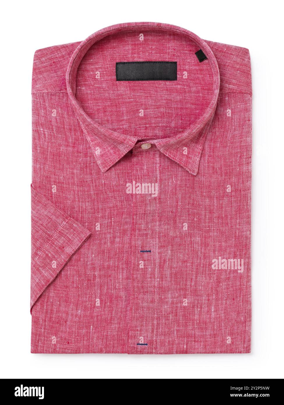 Camicia estiva in lino rosso a maniche corte isolata su sfondo bianco, vista dall'alto Foto Stock