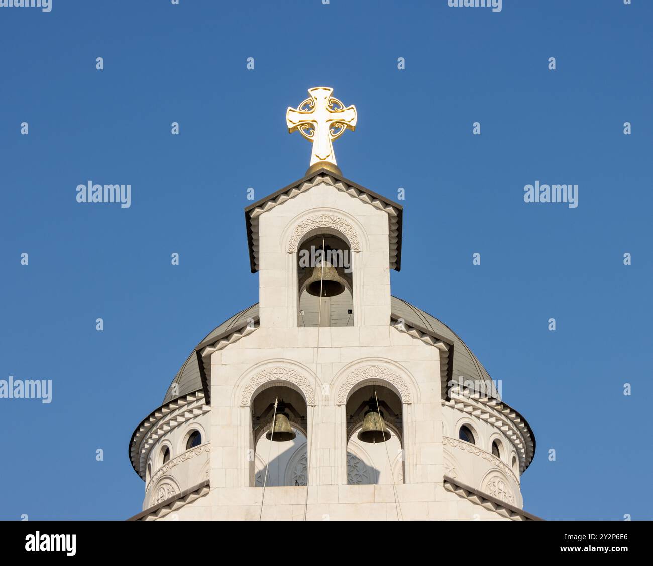 Il campanile e il tetto a cupola della Cattedrale della Resurrezione di Cristo nel centro di Podgorica in Montenegro in una giornata di sole con cielo blu. Foto Stock