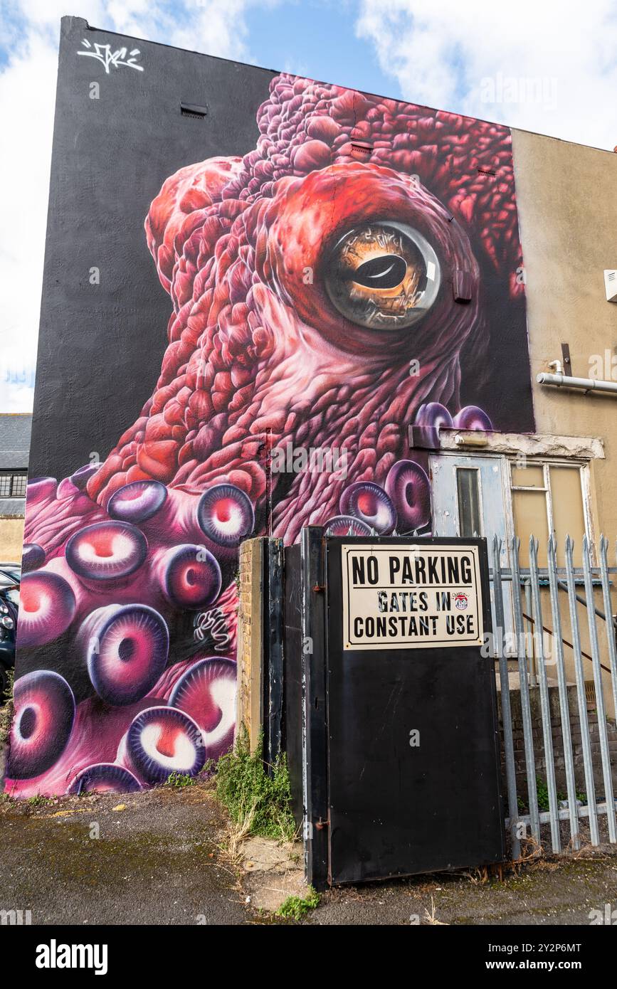 Evento artistico di graffiti Southend City Jam a Southend on Sea, Essex, Regno Unito. Immagine di polpo su una struttura urbana senza segnale di parcheggio Foto Stock