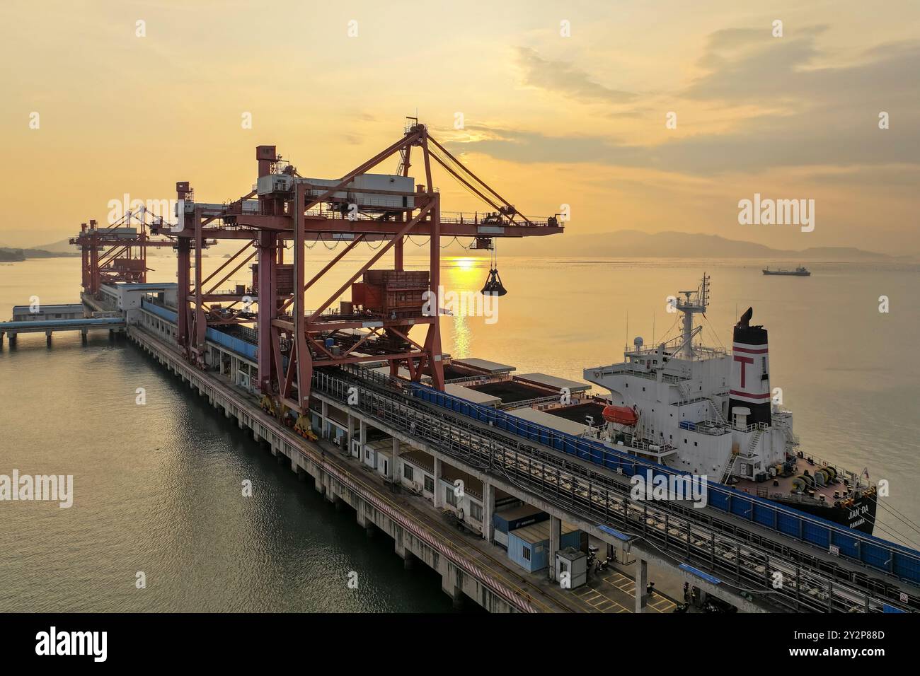 FUZHOU, CINA - 11 SETTEMBRE 2024 - Una nave che trasporta 73.500 tonnellate di carbone viene scaricata al molo della Huadian Kemen Power Generation Company a Lianjian Foto Stock