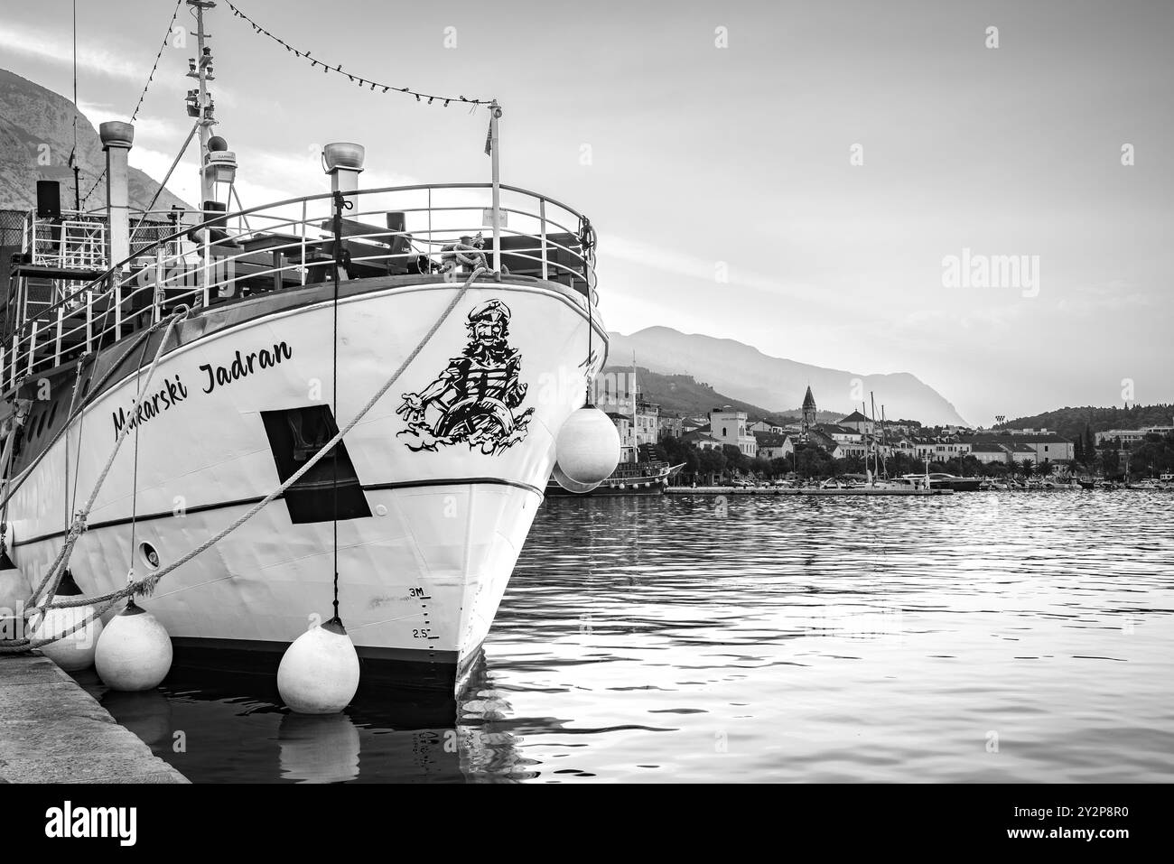 Porto della città di Makarska, popolare località balneare turistica sulla costa adriatica della Croazia il 25 agosto 2024 Foto Stock