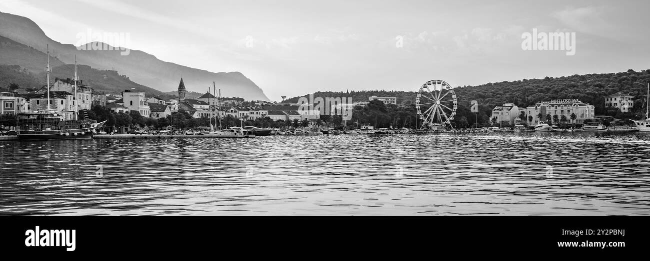 Panorama del porto della città di Makarska, popolare località balneare turistica sulla costa adriatica della Croazia il 25 agosto 2024 Foto Stock