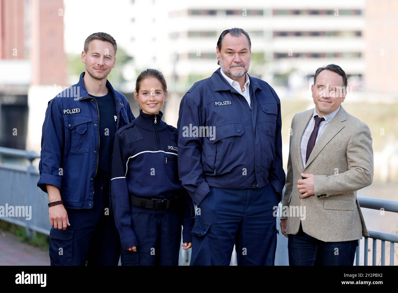 Schauspieler Timmi Trinks Rolle: Markus Neumann, Schauspielerin Bianca Nawrath Rolle: Klara Proske, Schauspieler Markus John Rolle: Gerhard Jäger und Schauspieler Stefko Hanushevsky Rolle: Carsten Heinrich beim Fototermin am set der ARD serie WaPo Duisburg am Marina. Duisburg, 11.09.2024 NRW Deutschland *** attore Timmi Trinks ruolo Markus Neumann , attrice Bianca Nawrath ruolo Klara Proske , attore Markus John ruolo Gerhard Jäger e attore Stefko Hanushevsky ruolo Carsten Heinrich alla chiamata fotografica sul set della serie TV ARD WaPo Duisburg a Marina Duisburg, 11 09 2024 NRW Germania Copyright Foto Stock