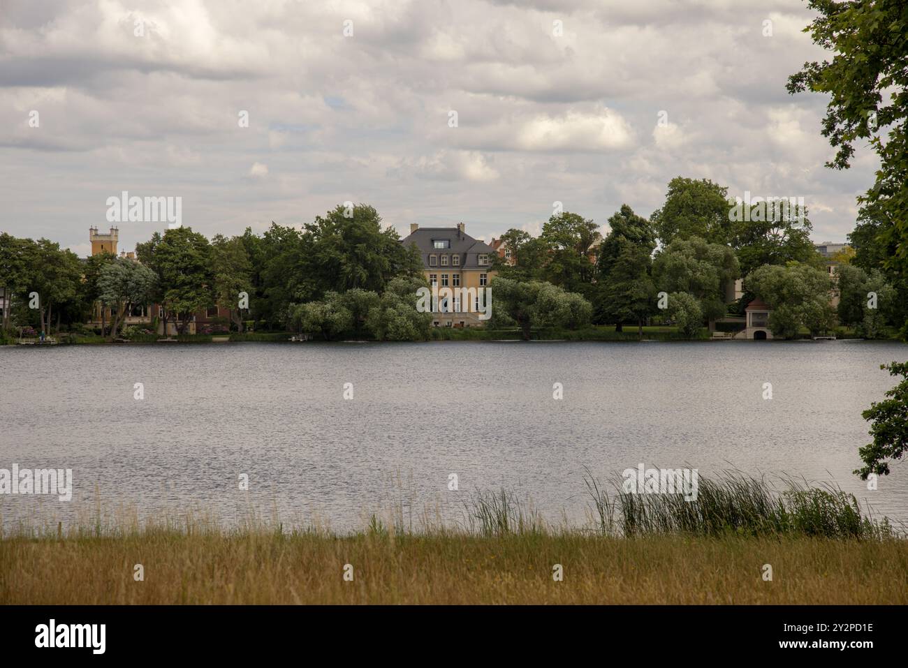 Vista sul lago Heiliger SEE Holy nel giardino nuovo "Neuer Garten" Potsdam, Brandeburgo Foto Stock
