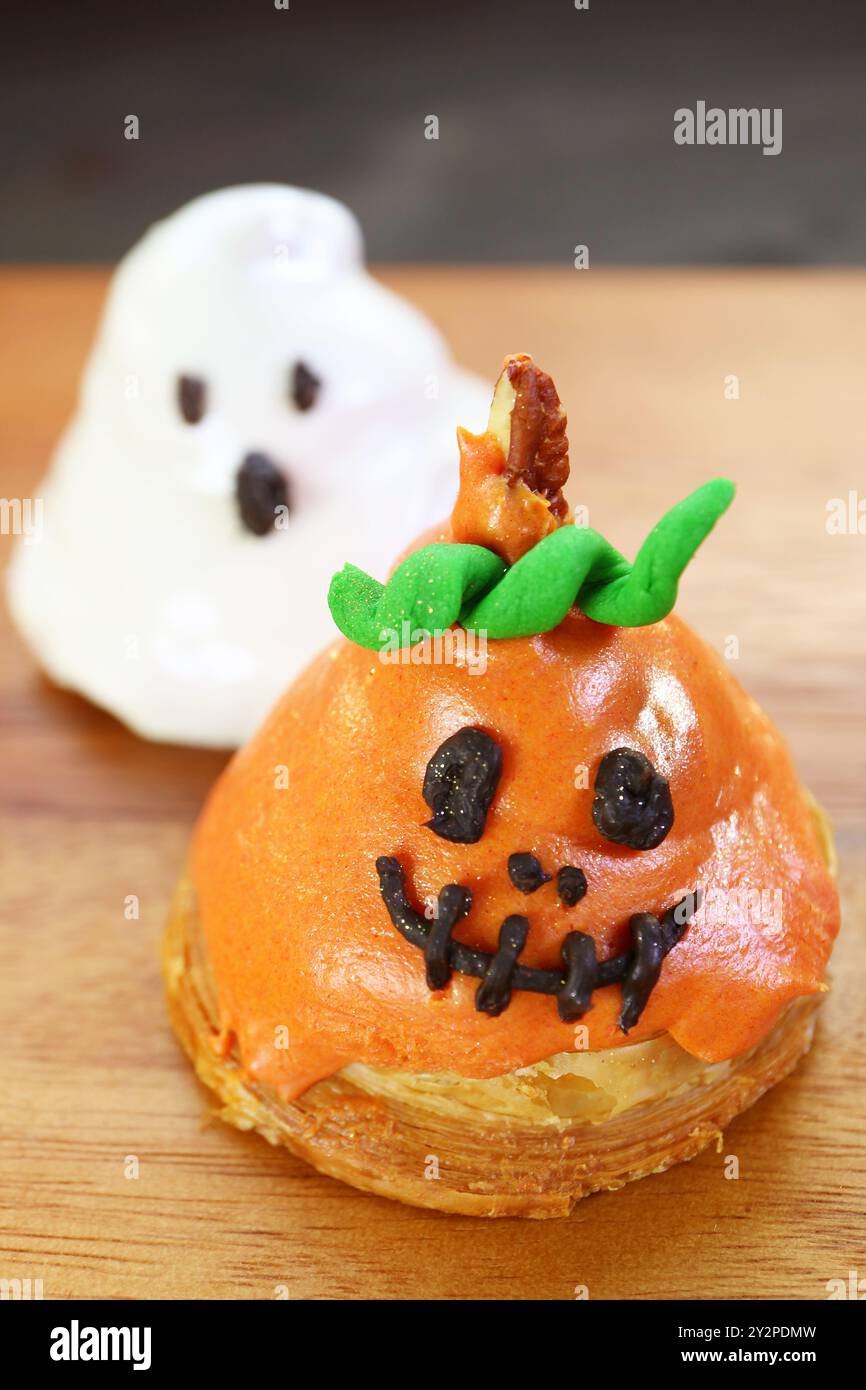 Deliziosi croissant glassati con zucchero glassato a forma di fantasma e Jack-o'-Lantern di Halloween Foto Stock
