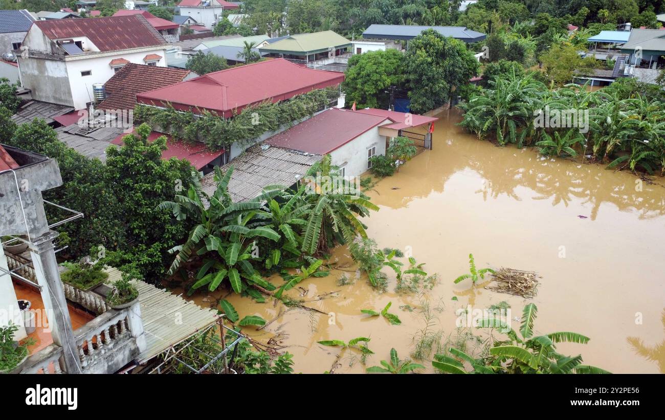 Hanoi, Vietnam. 10 settembre 2024. Questa foto scattata il 10 settembre 2024 mostra le case inondate nella provincia di Phu Tho, Vietnam. A partire da mercoledì mattina, il tifone Yagi e le conseguenti frane e inondazioni avevano lasciato 141 morti e 59 dispersi nella regione settentrionale del Vietnam, ha annunciato il Ministero dell'Agricoltura e dello sviluppo rurale. Crediti: VNA/Xinhua/Alamy Live News Foto Stock