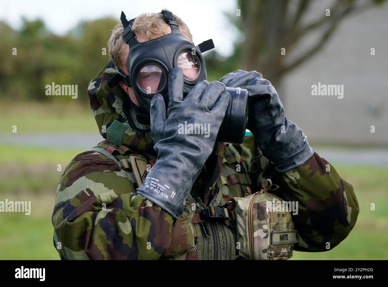 Alan James Harte, 3 stelle privato, indossa una tuta chimica, biologica, radiologica e nucleare (CBRN) mentre partecipa all'esercitazione di certificazione nazionale del gruppo di battaglia europeo presso il campo di Gormanstown a Co Meath. Data foto: Mercoledì 11 settembre 2024. Foto Stock