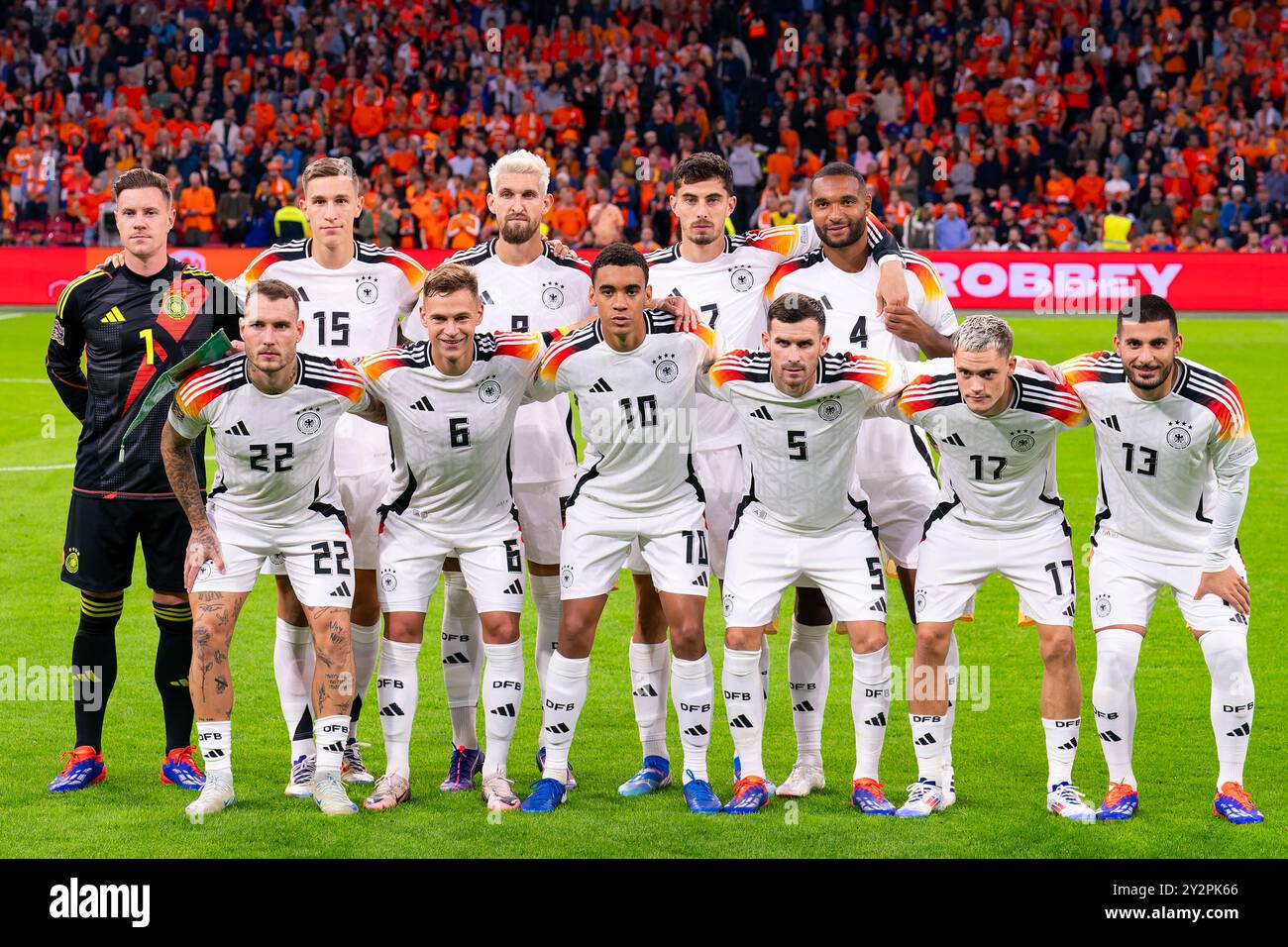 AMSTERDAM, PAESI BASSI - 10 SETTEMBRE: il portiere tedesco Marc-Andre ter Stegen, Nico Schlotterbeck della Germania, Robert Andrich della Germania, Kai Havertz della Germania, Jonathan Tah della Germania, David Raum della Germania, Joshua Kimmich della Germania, Jamal Musiala della Germania, Pascal Gross della Germania, Florian Wirtz della Germania e Deniz Undav della Germania posero per un teamphoto prima della UEFA Nations League 2024/25 League una partita del gruppo A3 dei Paesi Bassi del 10 settembre 2024. (Foto di Joris Verwijst/BSR Agency) Foto Stock
