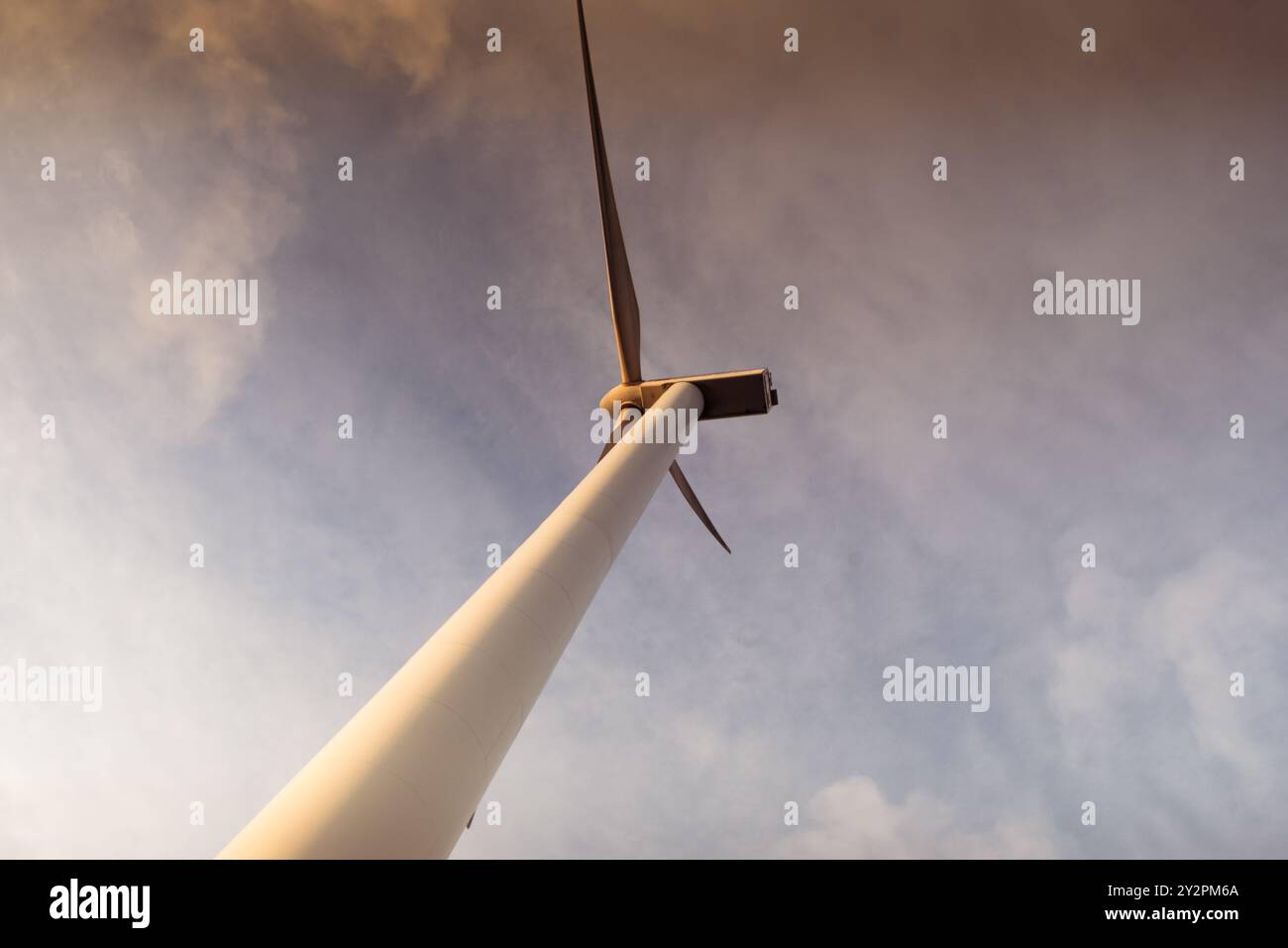 vista ravvicinata dal basso di un mulino a vento che genera elettricità. Concetto di energia rinnovabile Foto Stock