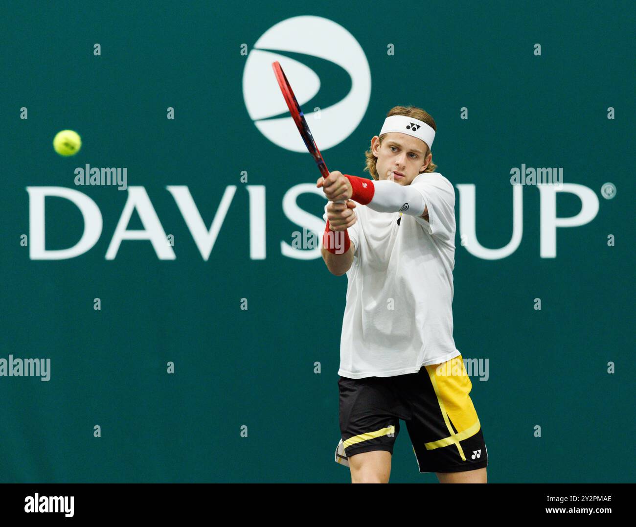 Bologna, Italia. 11 settembre 2024. Il belga Zizou Bergs raffigurato in azione durante una sessione di allenamento, in vista della seconda partita del gruppo A della fase A gironi delle finali di Coppa Davis, mercoledì 11 settembre 2024, presso l'Unipol Arena, a Bologna, Italia. BELGA PHOTO BENOIT DOPPAGNE credito: Belga News Agency/Alamy Live News Foto Stock