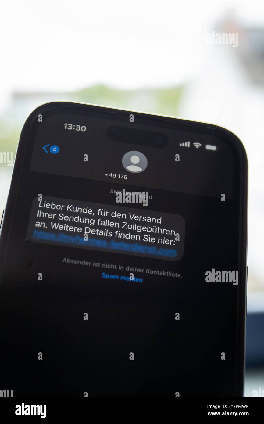 Betrugsversuch am smartphone Immer wieder versuchen Betrüger an Daten von arglosen smartphone-Nutzern zu kommen. SIE schreiben dazu WhatsApp oder SMS Nachrichten in denen zum Beispiel Links stecken, die dazu verleiten sollen, die eigenen Daten einzugeben. VOR allem Ältere Menschen werden oft Ziel solcher Angriffe, weil sie potentiell technisch nicht so bewandert sind. Oft wird auch vorgegaukelt, es wären Unfälle passiert, es müsse Kaution für ein Familienmitglied oder Gebühren beim Zoll für gekaufte Waren bezahlt werden. Die Polizei warnt vor diesen Maschen und sagt, man solle auf diese Nachri Foto Stock