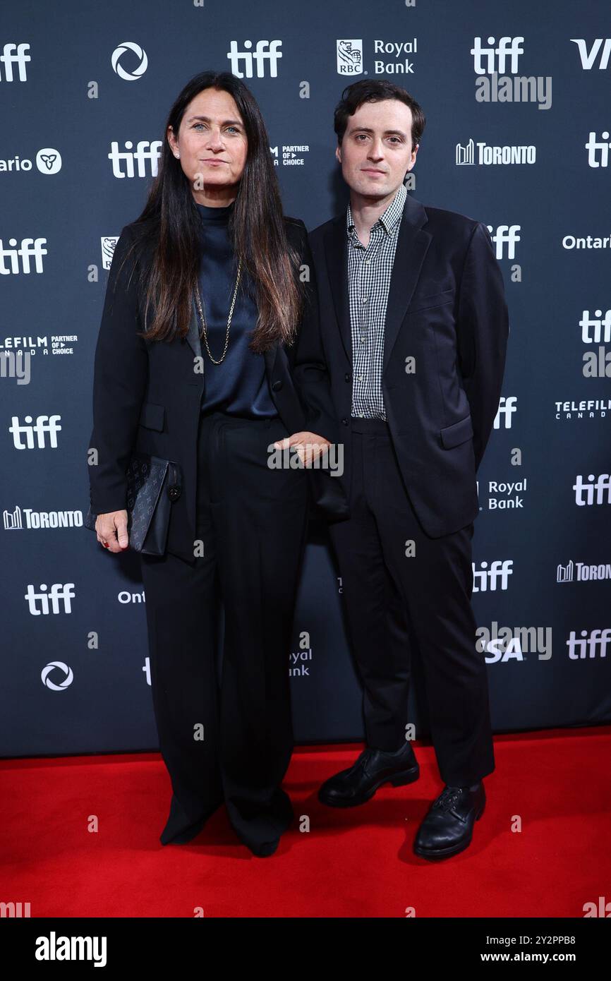 Acceso. 10 settembre 2024. Liza Chasin, Mike Spreter agli arrivi per LA prima AMICA al Toronto International Film Festival (TIFF) 2024, Roy Thomson Hall, Toronto, IL 10 settembre, 2024. credito: JA/Everett Collection/Alamy Live News Foto Stock