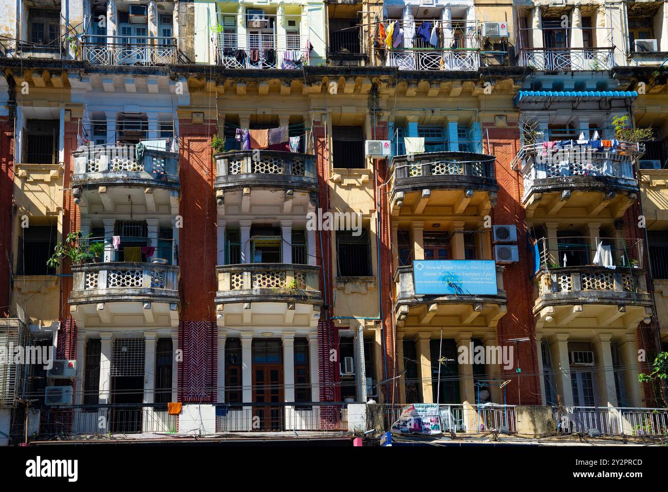 YANGON, MYANMAR - 18 DICEMBRE 2016: Balconi di un vecchio edificio in una giornata di sole Foto Stock