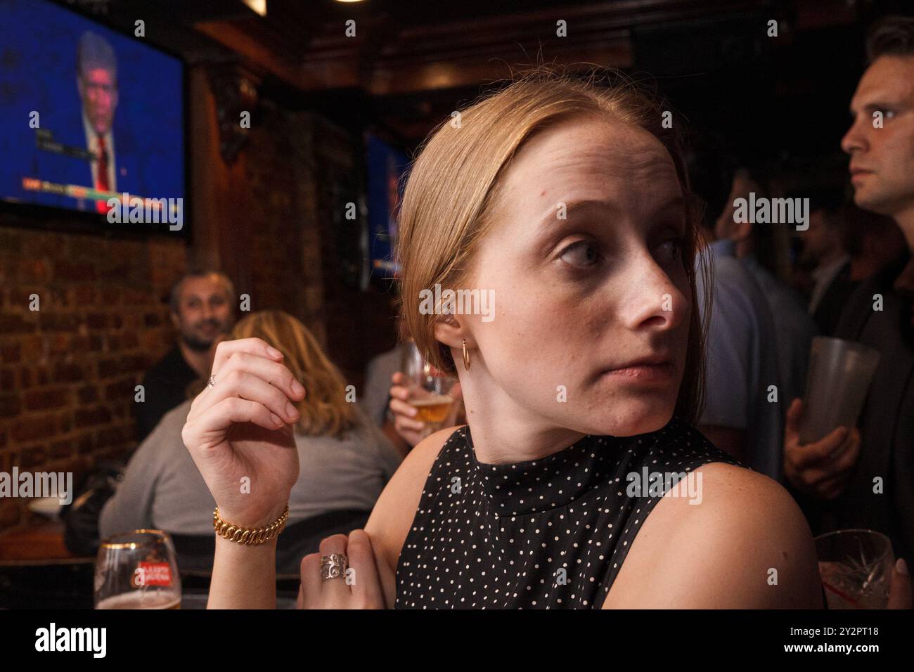 Chicago, Illinois, Stati Uniti. 10 settembre 2024. Il New York Young Replublican Club tiene una festa di osservazione del dibattito in un bar nel centro di Manhattan. (Immagine di credito: © Laura Brett/ZUMA Press Wire) SOLO PER USO EDITORIALE! Non per USO commerciale! Foto Stock