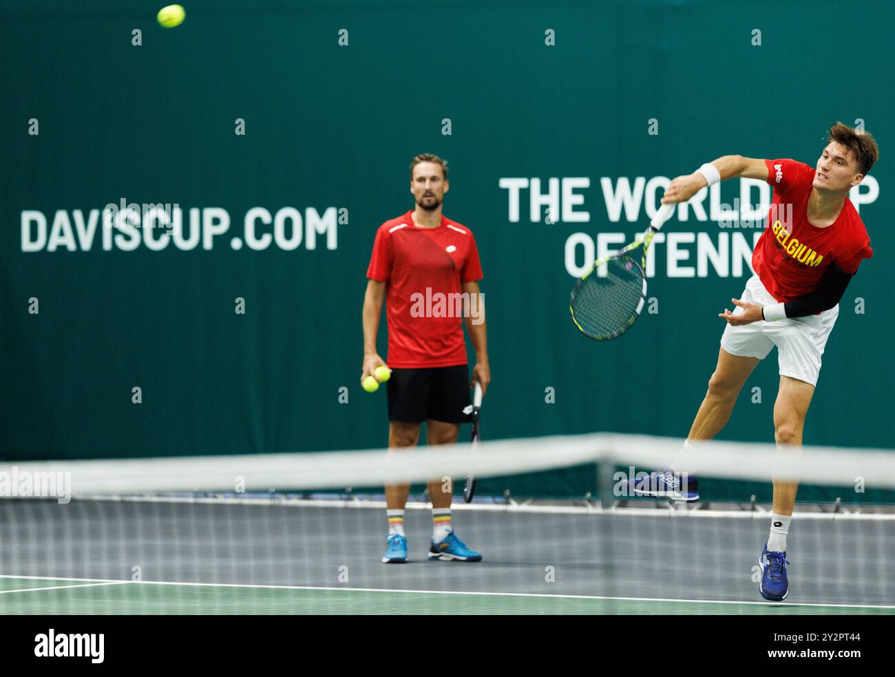 Bologna, Italia. 11 settembre 2024. L'assistente allenatore belga Ruben Bemelmans e il belga Raphael Collignon nella foto durante una sessione di allenamento, in vista della seconda partita del gruppo A della fase A gironi delle finali di Coppa Davis, mercoledì 11 settembre 2024, presso l'Unipol Arena, a Bologna, Italia. BELGA PHOTO BENOIT DOPPAGNE credito: Belga News Agency/Alamy Live News Foto Stock