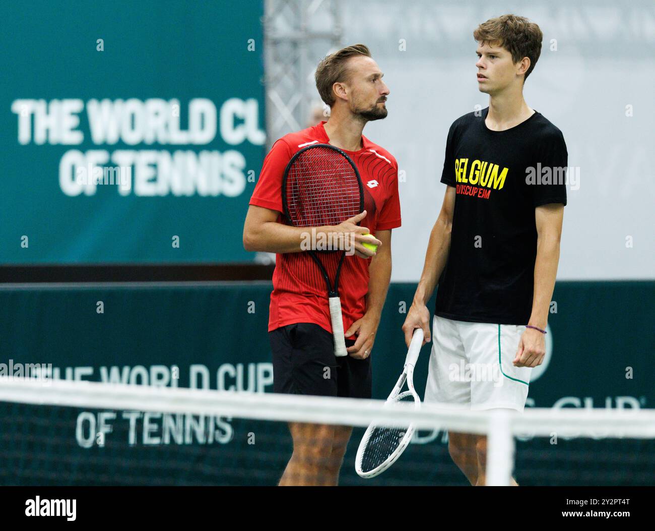 Bologna, Italia. 11 settembre 2024. L'assistente allenatore belga Ruben Bemelmans e il belga Alexander Blockx nella foto durante una sessione di allenamento, in vista della seconda partita del gruppo A della fase A gironi delle finali di Coppa Davis, mercoledì 11 settembre 2024, presso l'Unipol Arena, a Bologna, Italia. BELGA PHOTO BENOIT DOPPAGNE credito: Belga News Agency/Alamy Live News Foto Stock