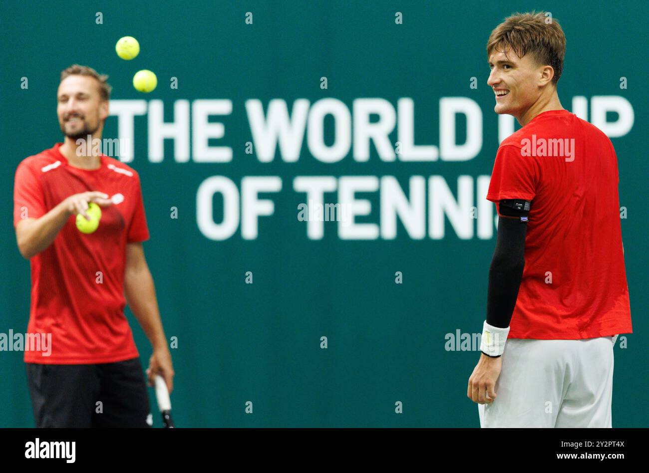 Bologna, Italia. 11 settembre 2024. L'assistente allenatore belga Ruben Bemelmans e il belga Raphael Collignon nella foto durante una sessione di allenamento, in vista della seconda partita del gruppo A della fase A gironi delle finali di Coppa Davis, mercoledì 11 settembre 2024, presso l'Unipol Arena, a Bologna, Italia. BELGA PHOTO BENOIT DOPPAGNE credito: Belga News Agency/Alamy Live News Foto Stock