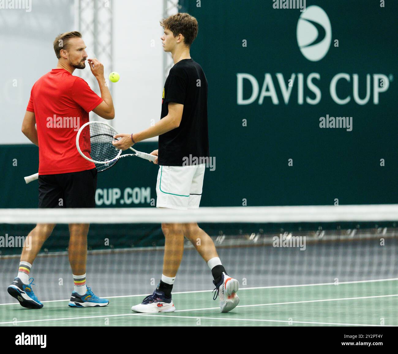 Bologna, Italia. 11 settembre 2024. L'assistente allenatore belga Ruben Bemelmans e il belga Alexander Blockx nella foto durante una sessione di allenamento, in vista della seconda partita del gruppo A della fase A gironi delle finali di Coppa Davis, mercoledì 11 settembre 2024, presso l'Unipol Arena, a Bologna, Italia. BELGA PHOTO BENOIT DOPPAGNE credito: Belga News Agency/Alamy Live News Foto Stock