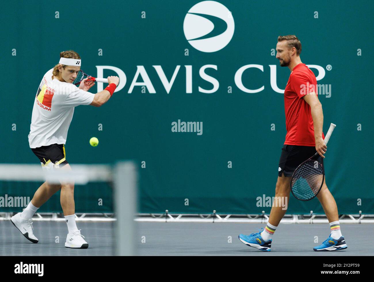 Bologna, Italia. 11 settembre 2024. Zizou Bergs belga e l'assistente allenatore Ruben Bemelmans nella foto durante una sessione di allenamento, in vista della seconda partita del gruppo A della fase A gironi delle finali di Coppa Davis, mercoledì 11 settembre 2024, presso l'Unipol Arena, a Bologna, Italia. BELGA PHOTO BENOIT DOPPAGNE credito: Belga News Agency/Alamy Live News Foto Stock