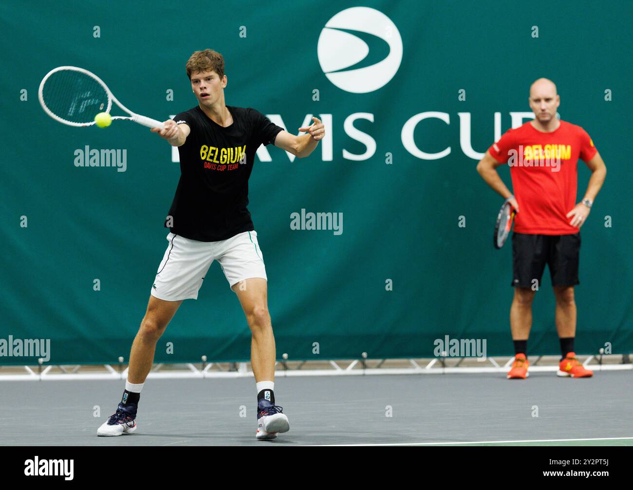 Bologna, Italia. 11 settembre 2024. Il belga Alexander Blockx e il capitano belga Steve Darcis nella foto durante una sessione di allenamento, in vista della seconda partita del gruppo A della fase A gironi delle finali di Coppa Davis, mercoledì 11 settembre 2024, all'Unipol Arena, a Bologna. BELGA PHOTO BENOIT DOPPAGNE credito: Belga News Agency/Alamy Live News Foto Stock
