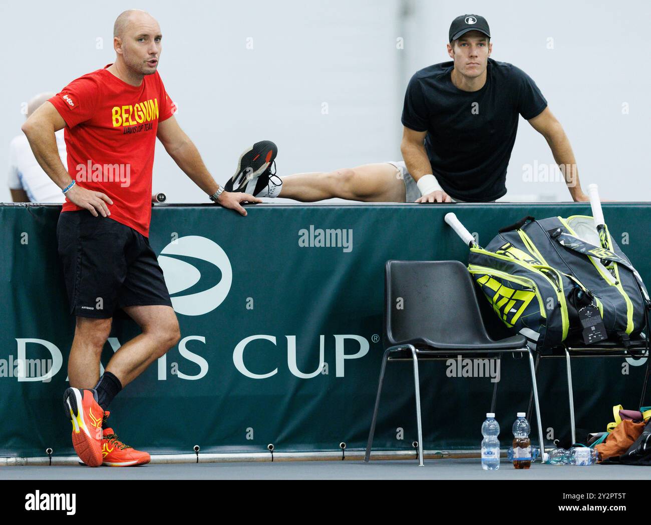 Bologna, Italia. 11 settembre 2024. Il capitano belga Steve Darcis e il belga Joris De Loore nella foto durante una sessione di allenamento, in vista della seconda partita del gruppo A della fase A gironi delle finali di Coppa Davis, mercoledì 11 settembre 2024, all'Unipol Arena, a Bologna. BELGA PHOTO BENOIT DOPPAGNE credito: Belga News Agency/Alamy Live News Foto Stock
