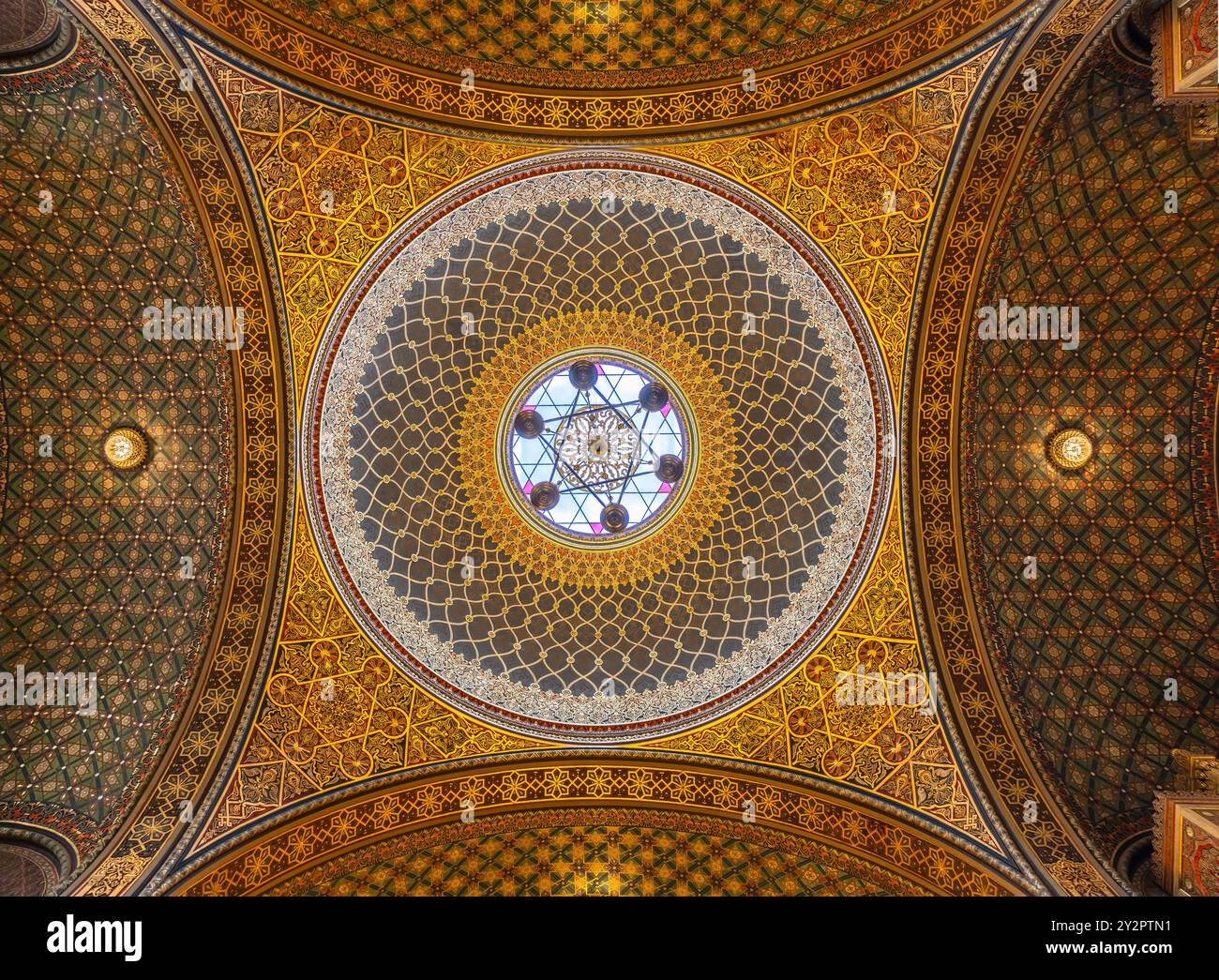 Praga, Repubblica Ceca - 27 maggio 2024: Soffitto e cupola della sinagoga spagnola, la sinagoga più recente nella città ebraica di Praga, Repubblica Ceca Foto Stock