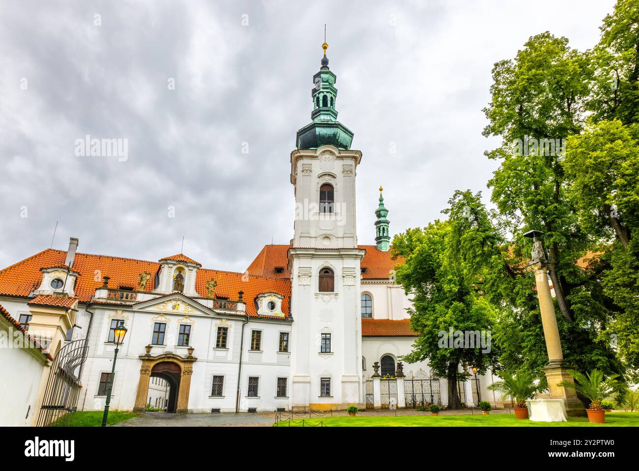 Facciata del monastero di Strahov, un'abbazia premonstratense situata a Strahov, Praga, Repubblica Ceca Foto Stock
