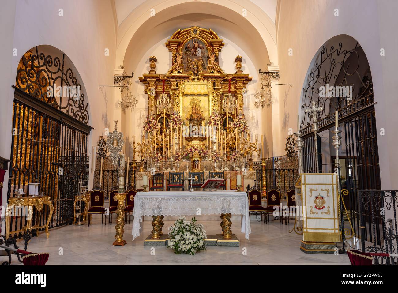 Lepe, Huelva, Spagna - 9 agosto 2024: Altare principale della chiesa di Santo Domingo de Guzmán con la Vergine Nuestra Señora de la bella Coronada Foto Stock